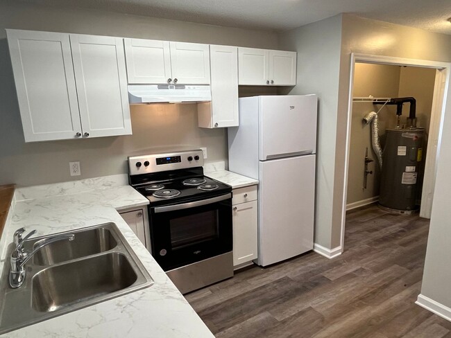 Building Photo - Remodeled 2 Bed, 2 Bath Duplex Unit in Kan...