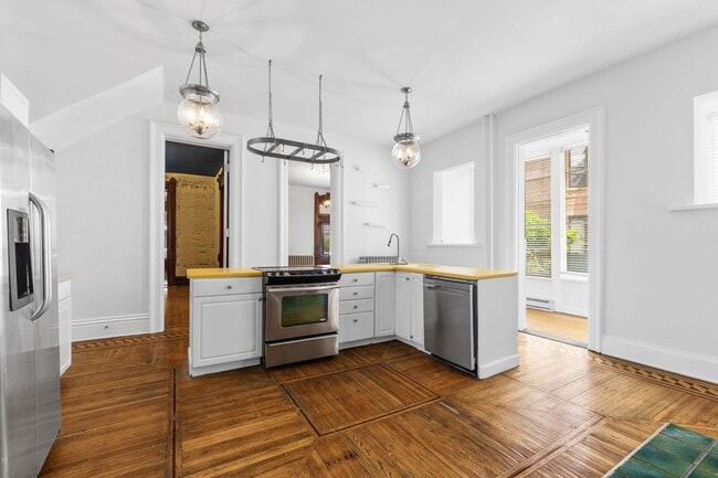 Building Photo - Huge Brick House in Victorian Village/Short North, Beautiful Woodwork 3 Car Garage and Swimming pool