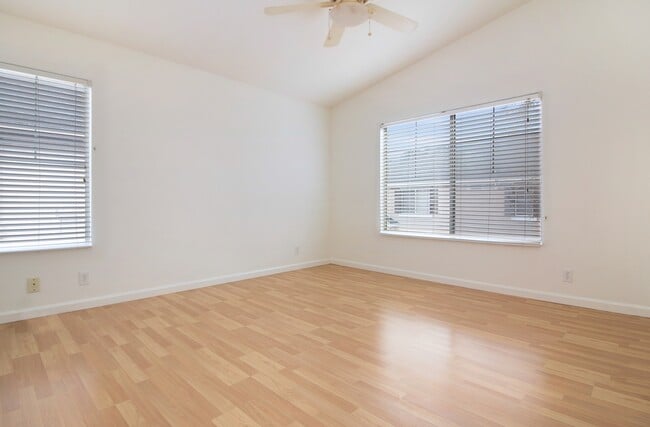 Building Photo - Spacious Townhome | Desirable Orange Location