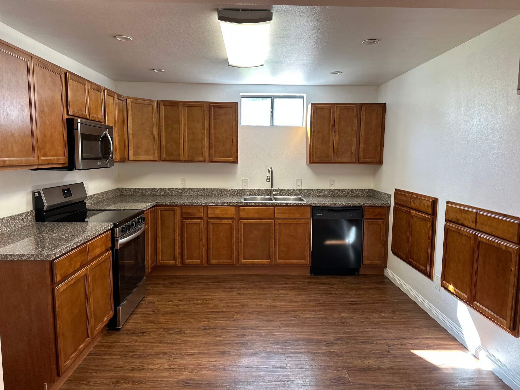 Building Photo - 22020 Village Way Dr