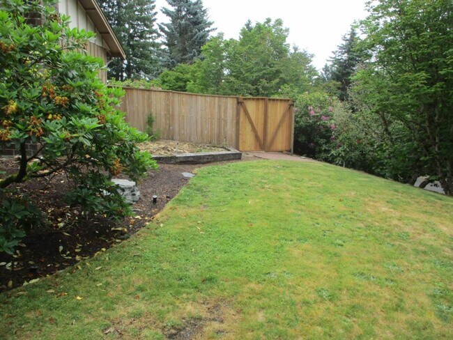Building Photo - 3 Bedroom, 2.5 bathroom split level home in University Place