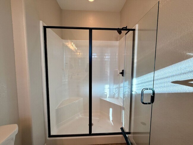 Building Photo - 3 BED 2.5 BATH 2 CAR GARAGE MODERN TOWNHOM...