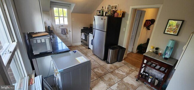 Building Photo - 1227 N Utah St