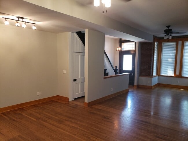Building Photo - Spacious 2-level apartment with 1 bedroom and 2 full baths located in Kansas City, MO.