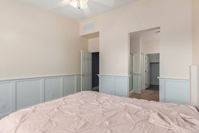 Building Photo - Beautiful Townhome in the Gated Stonecliffe Community – Foothills Living!