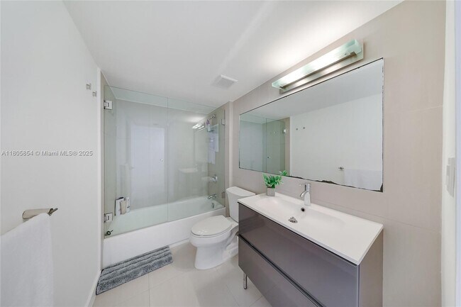 Building Photo - 1621 Collins Ave