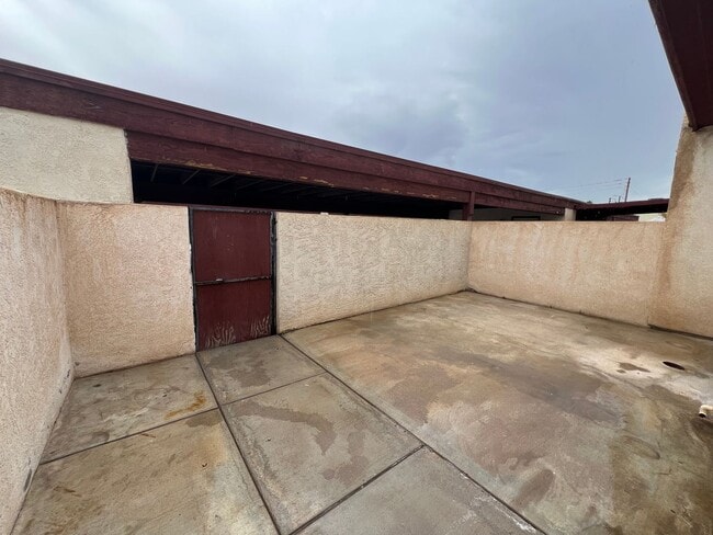 Building Photo - NICE 2 BEDROOM TOWNHOME!