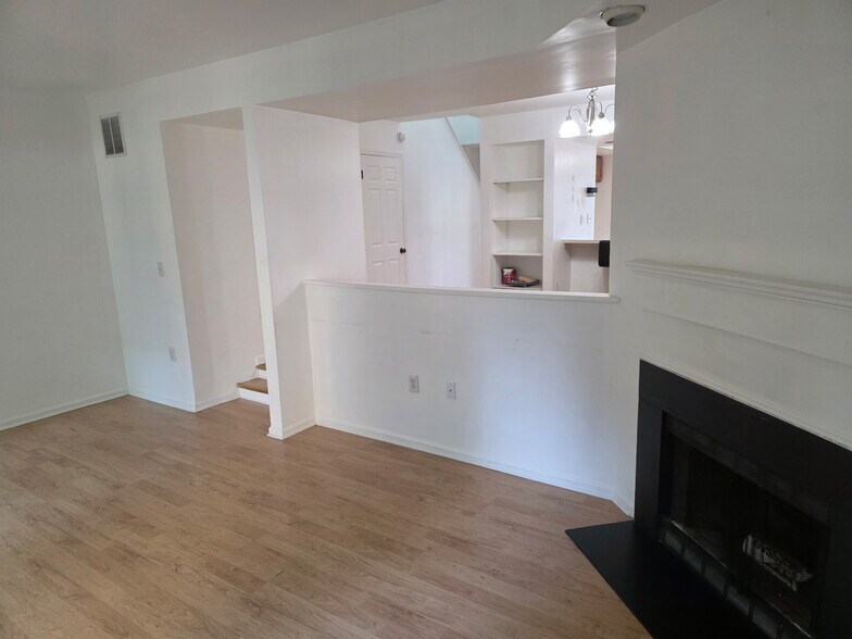 Building Photo - 131 Freedom Ct