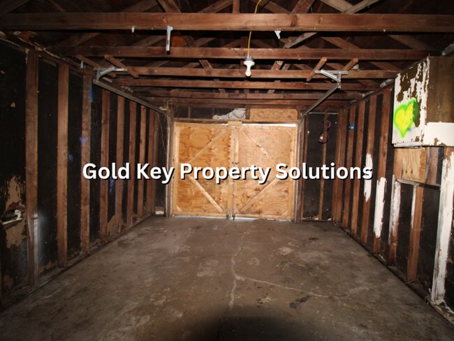 Building Photo - Updated 2 BR 1 BA House with Huge Kitchen and Garage (SECTION 8 APPROVED)