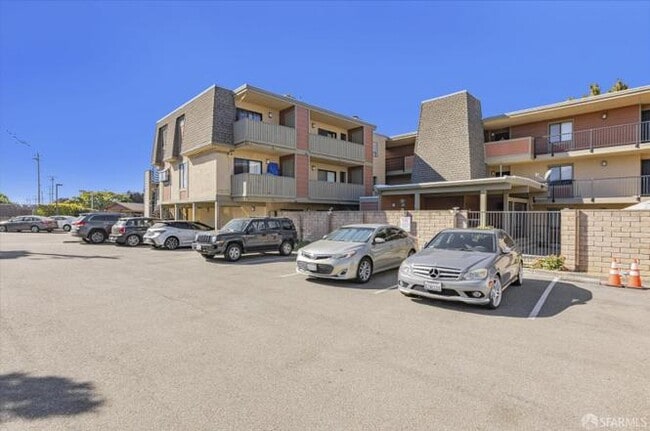 Building Photo - logdgeville