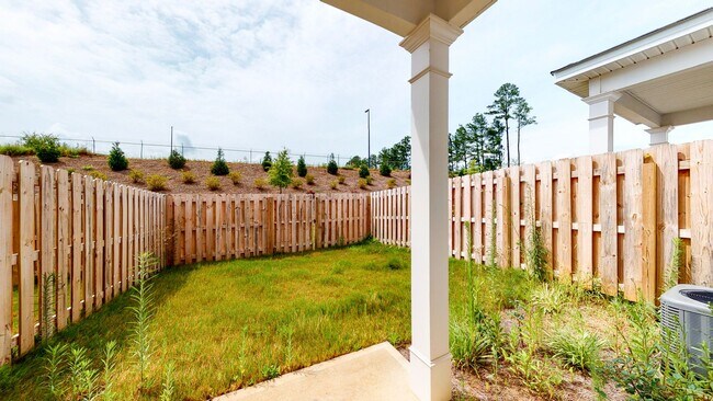 Building Photo - Conveniently located townhouse in Evans!