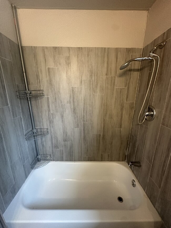 Building Photo - 2 Bedroom, 1 Bath Apartment