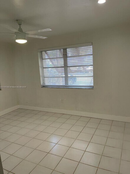 Building Photo - 9352 SW 77th Ave