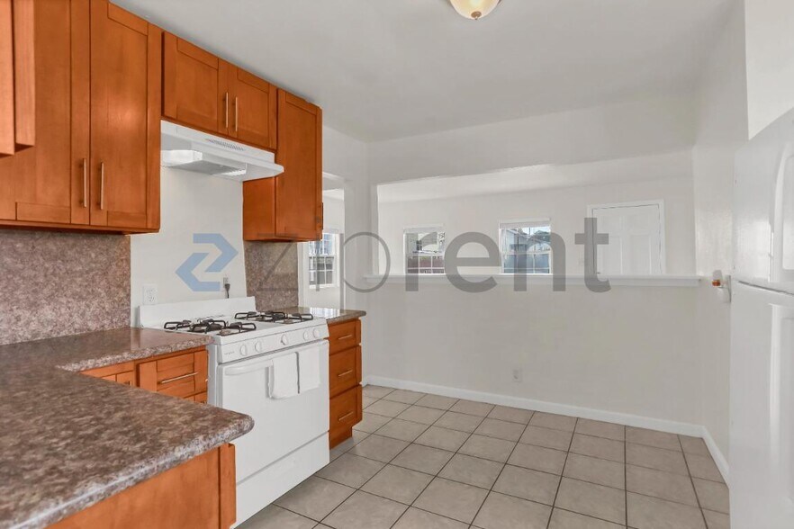 Building Photo - Unit