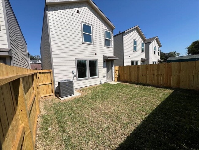 Building Photo - 9006 Intervale St