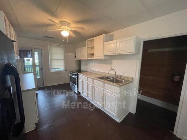 Building Photo - 406 N Front St