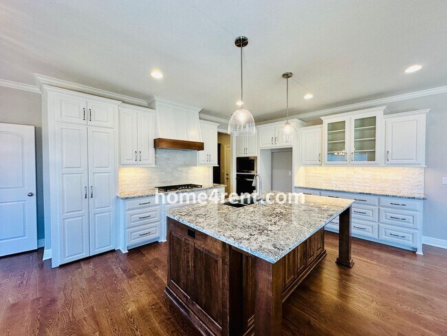 Building Photo - Nearly New Luxury Home in Blue Valley Schools!