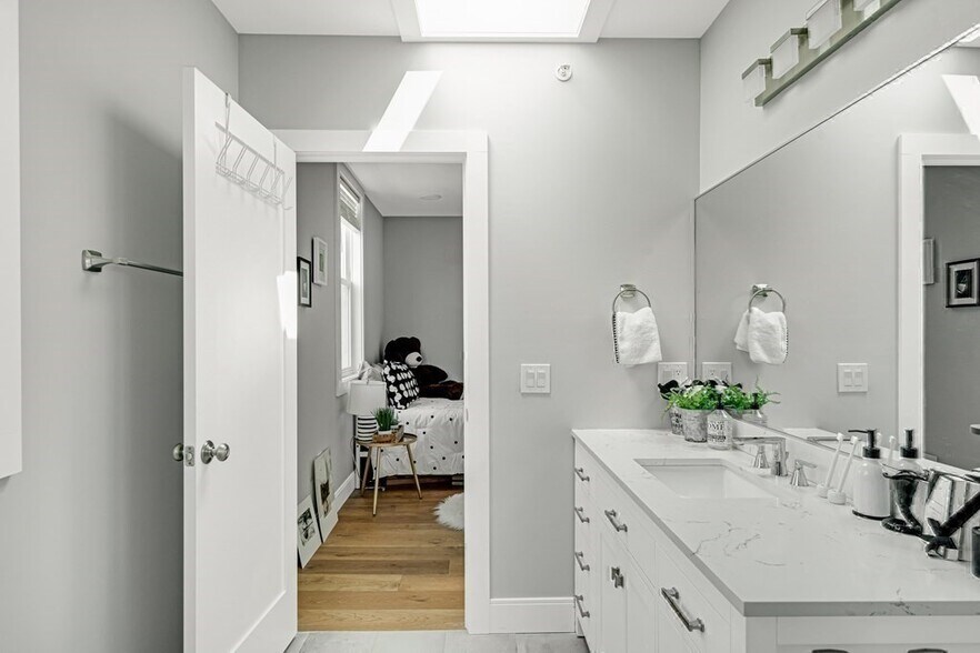 Building Photo - 19 Plymouth St