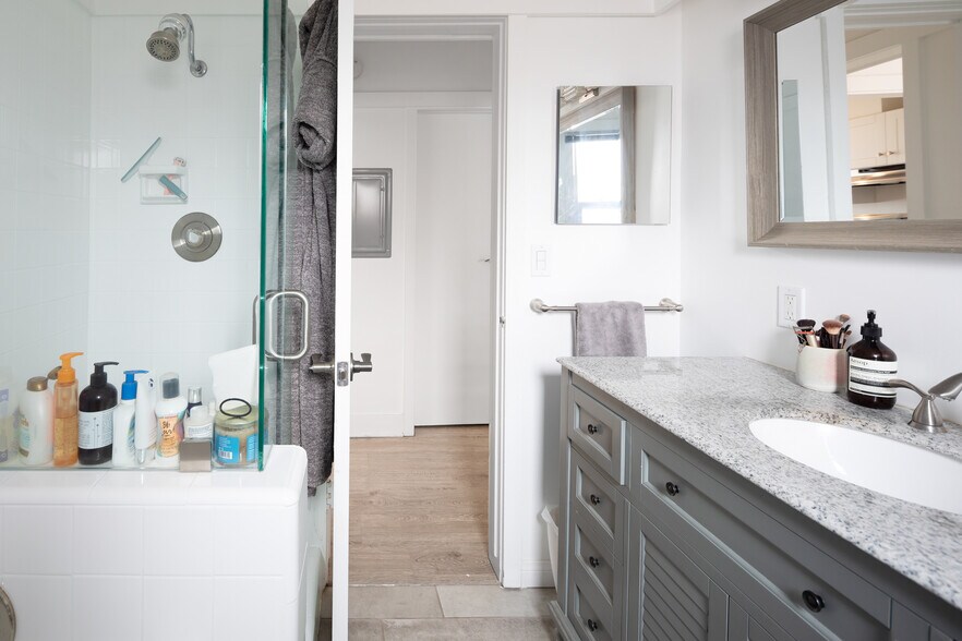 Bathroom with separate tub and shower - 2807 Highland Ave