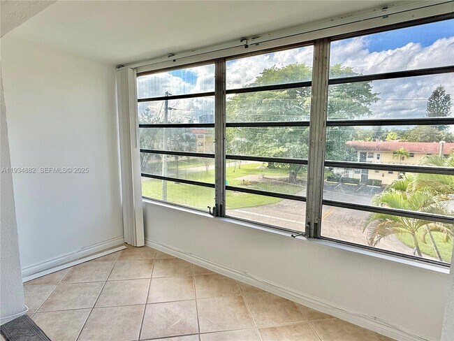 Building Photo - 20201 NE 29th Ct