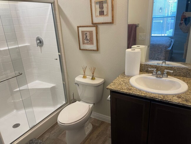 Building Photo - 3 bedroom townhouse in gated community!