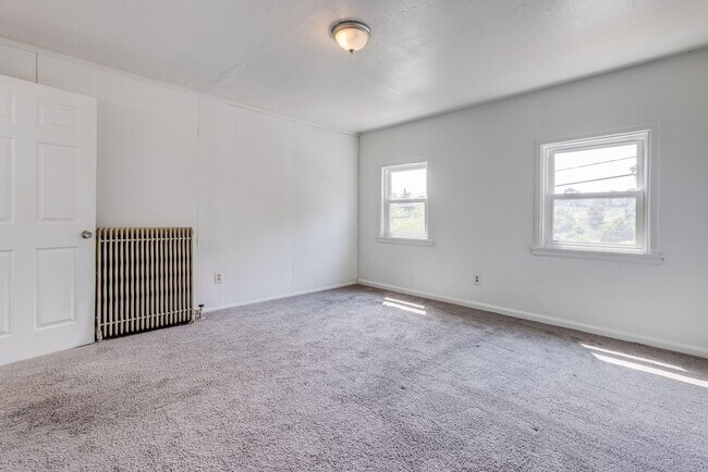 Building Photo - AVAILABLE July 2026 - Huge 5 Bedroom, 2 Bath Home in South Side Slopes w/ Garage Attached!