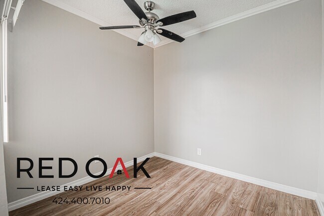 Building Photo - 15405 Vanowen St