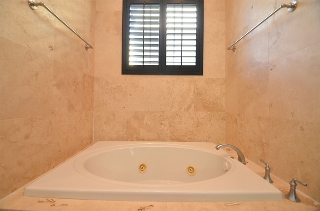 Building Photo - 1818 Binz St