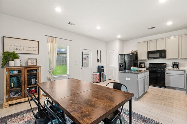 Building Photo - 5872 Strawflower Ln