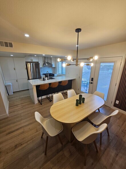 Building Photo - 266 E Via Escuela