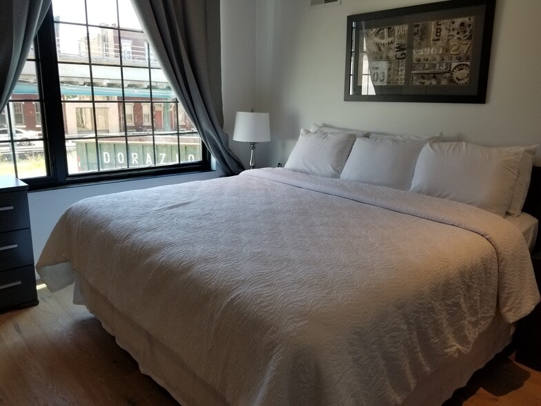 Building Photo - 1417 N Hope St