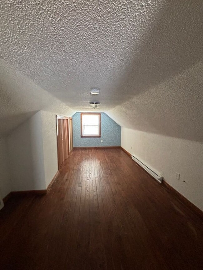 Building Photo - Charming 3 Bedroom 1 Bath Home on Eastside Of Lorain