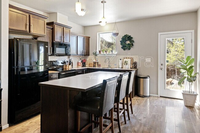 Building Photo - 5 SW Roosevelt Ave