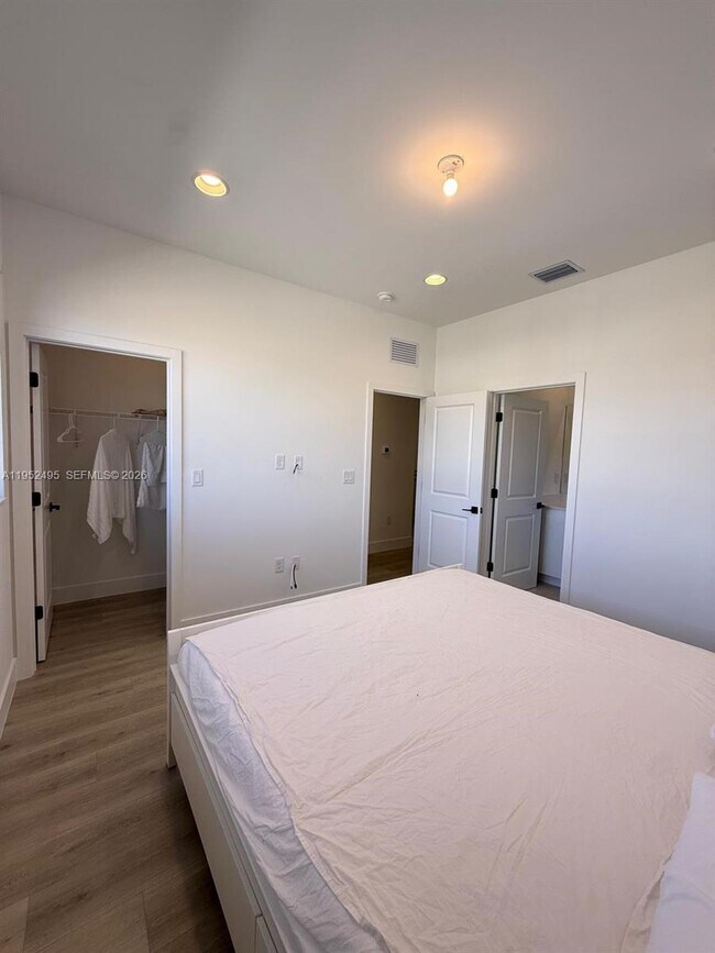 Building Photo - 5816 Agostino Way