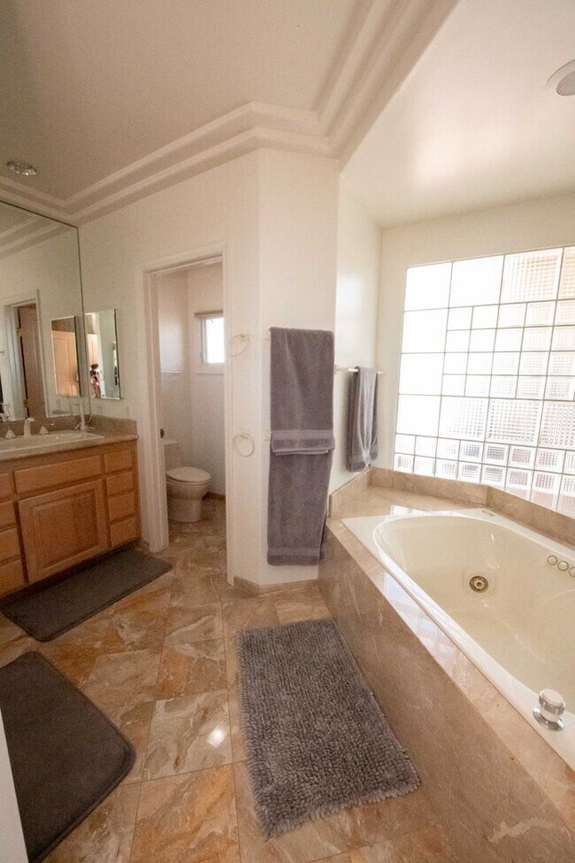 Building Photo - Amazing La Jolla North PB home with panoramic views of the ocean, bay and downtown