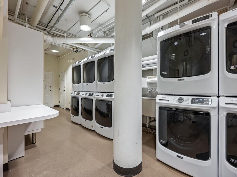 Building Photo - 1210 N Astor St