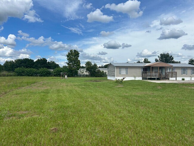 Building Photo - Rental property with land!