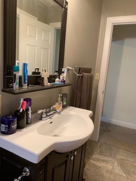 Building Photo - 106 E Vermilya Ave