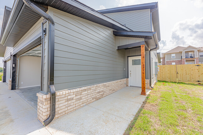 Building Photo - 1601 SW Poigai Wy