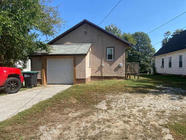 Building Photo - Charming 2 Bed 1 Bath