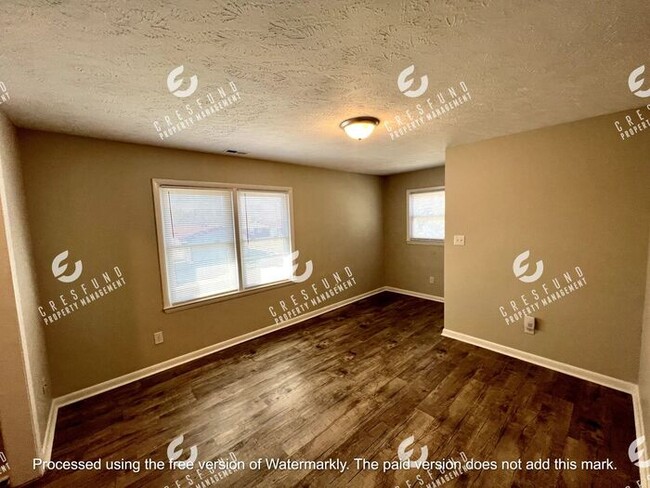 Building Photo - Spacious 1 BR 1 Bath bottom unit