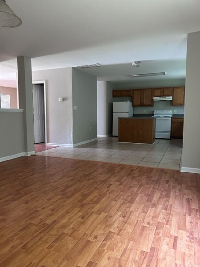 Building Photo - Stunning 4 Bedroom Home in Coulwood East Community