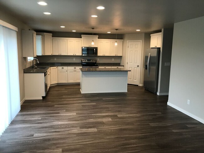 Building Photo - 4 Bed 3.5 Bath Single Family Home