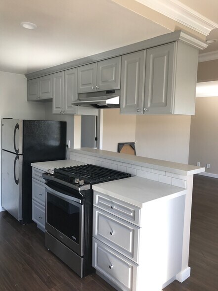 Building Photo - 749 Center Pl