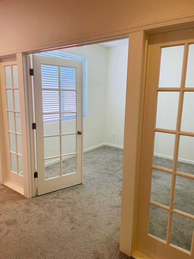 Building Photo - Modern 2 bed/2.5 bath with BONUS ROOM in West Sac