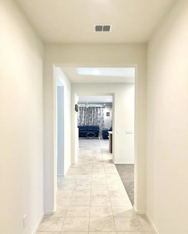 Building Photo - 2022 Built Single-Level 4Bedrooms/3Baths Stunning Home!!