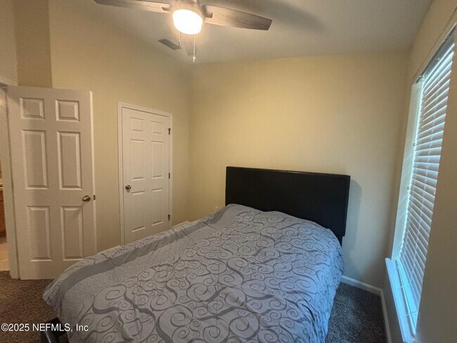 Building Photo - 13339 Solar Dr