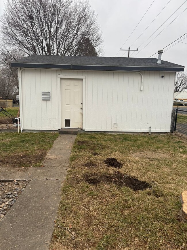 Building Photo - Quiet neighborhood!!