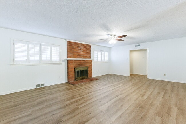 Building Photo - Cute House Convenient to Campus, Shopping,...