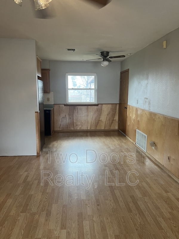 Building Photo - 425 S Dallas Ave